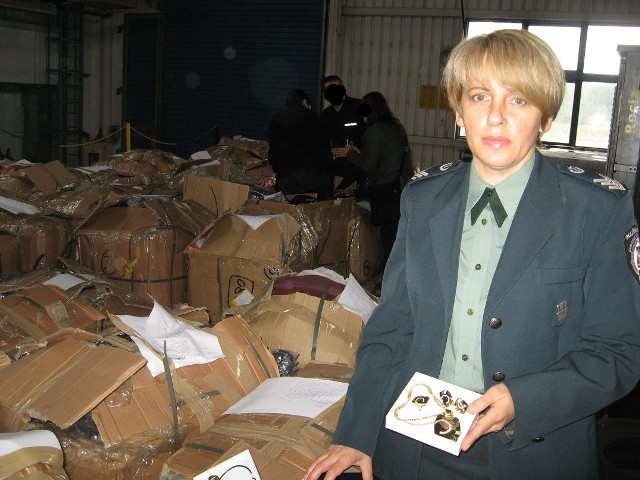 - W tych kartonach są torebki, płaszcze, buty, a także biżuteria - mówi rzeczniczka lubuskich celników Beata Downar Zapolska. 