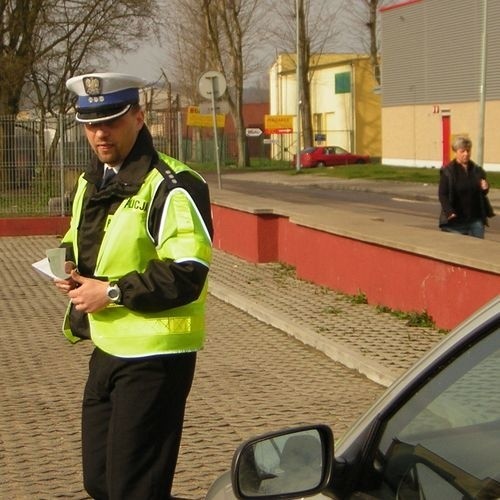 Policjant przyłapał kierowcę na nieprawidłowym parkowaniu.