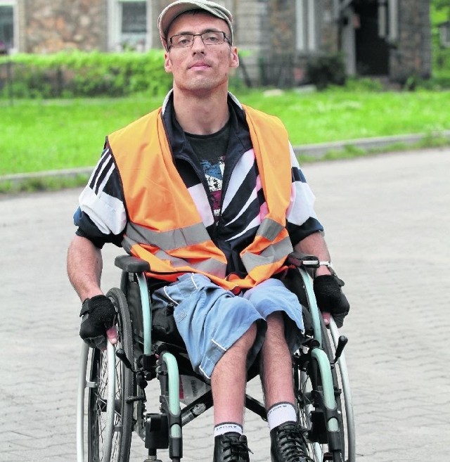 Paweł Marchewka jeżdżący na wózku miał szczęście i zdążył kupić skuter elektryczny, do którego otrzymał dofinansowanie
