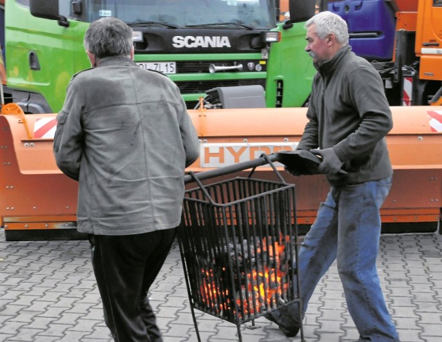 Za kilka tygodni pługi już na stałe wyjadą na nasze drogi. Obok przystanków nie powinno zabraknąć również koksowników.