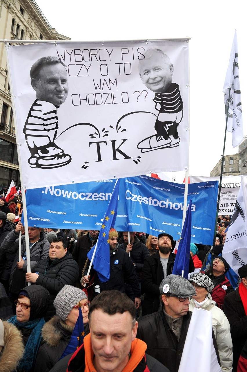 Manifestacja KOD w Warszawie przed Trybunałem Konstytucyjnym