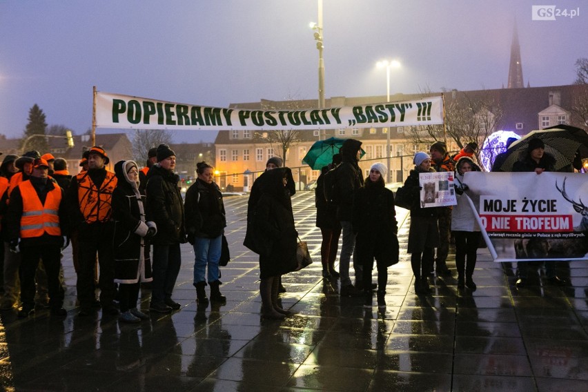 Szczecinianie protestują przeciw odstrzałowi dzików. "To barbarzyńskie rozporządzenie!" [ZDJĘCIA, WIDEO]