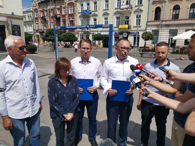 Od lewej: Ryszard Cichy, Katarzyna Zapała, Wiktor Pytlak, poseł Artur Gierada oraz Michał Piasecki.