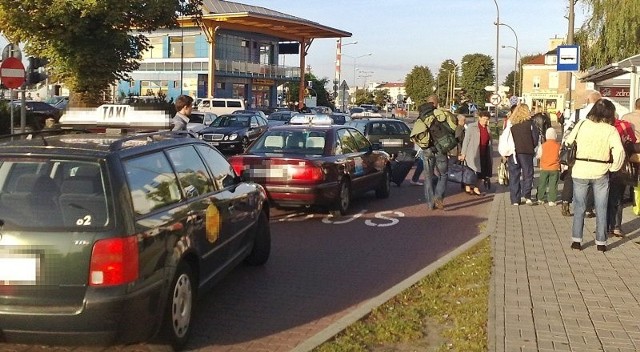 Zdjęcie zrobiliśmy około godziny 8.30. Na przystanku stały aż cztery taryfy.