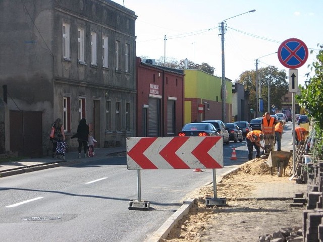 Modernizacja ulicy Michelsona w Strzelnie rozpoczęła się od naprawy chodnika 