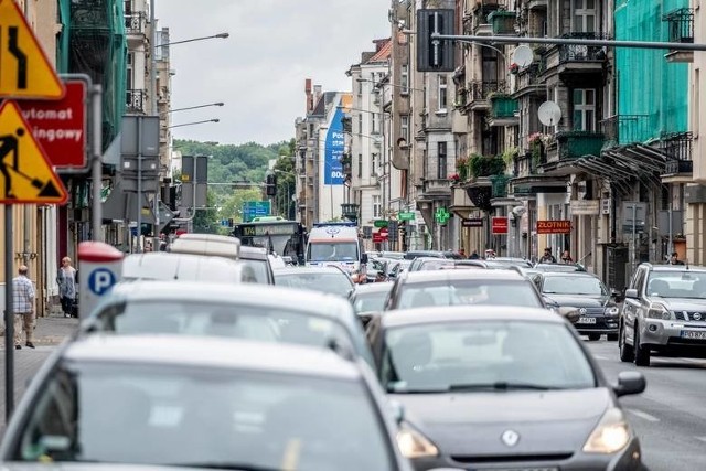 Planowane wydłużenie buspasa na ul. Garbary ma poprawić płynność podróży transportem publicznym.