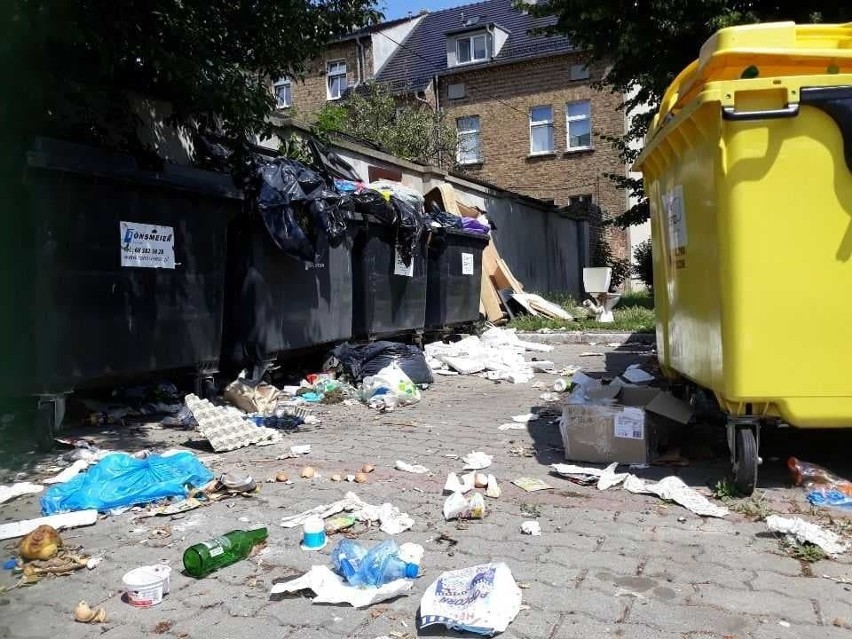 Przy ulicy Studenckiej mieszkańcy mają problem ze śmieciami.