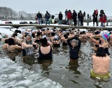 Niedzielne morsowanie na Borkach. Miłośnicy lodowatych kąpieli ponownie w wodzie. Zobaczcie zdjęcie