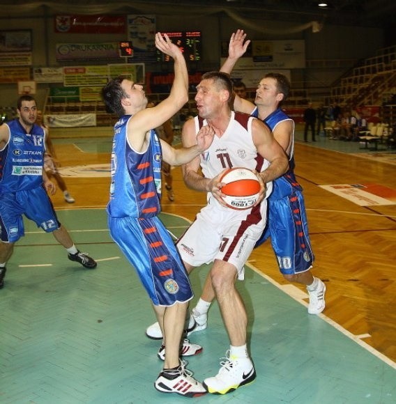 Wiktor Grudziński (z piłką) będzie dalej grał w barwach stargardzkiej Spójni. Chcieli go u siebie Czarni Słupsk, ale koszykarz chce pozostać w Stargardzie.