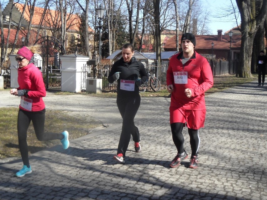 Bieg Polki dla Polki w Żywcu. Promowali profilaktykę badań i zbierali pieniądze [ZDJĘCIA+WIDEO] 