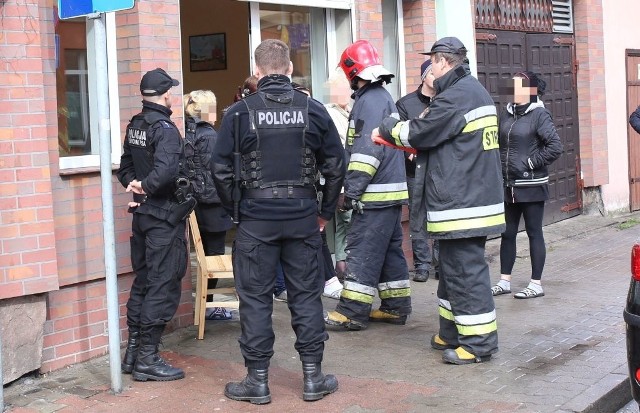 Pracownice baru wezwały policję ok. godz. 14. Na miejscu pojawili się też strażacy oraz przedstawiciele sanepidu