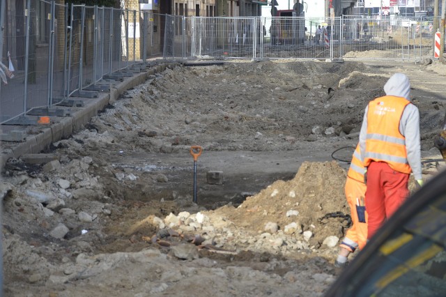 Kiedyś Kłodawka do Warty spływała niemal pod Parkiem 111. Dziś każdy może zobaczyć na to dowód.Dziś Kłodawka do Warty spływa wzdłuż ul. Garbary. Kiedyś jednak miała jeszcze jedną odnogę - na wysokości pomnika Szymona Giętego. I właśnie pozostałości po dawnym podziemnym „moście” odkopali fachowcy remontujący ul. Sikorskiego.  Nie ma on wartości historycznej, jest już częściowo zasypany. Ekipa modernizująca główną ulicę miasta wyburzy pozostałości - dowiedzieliśmy się w magistracie.Wykopany podziemny "mostek" to wielka płyta, która zakrywa dawny podziemny odpływ Kłodawki. Rzekę uregulowano lata temu, pozostawiając jej tylko jedno koryto dochodzące do Warty - wzdłuż ul. Garbary.PRZECZYTAJ: JAK WYGLĄDA REMONT ULICY SIKORSKIEGO W GORZOWIE WIELKOPOLSKIMZOBACZ: ODKRYCIE SZCZĄTKÓW DINOZAURA