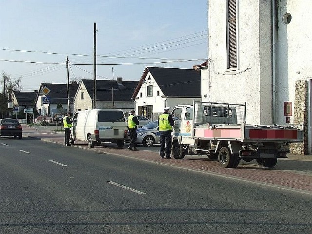 Policjanci kontrolują kierowców na ul. Wiejskiej w Opolu.