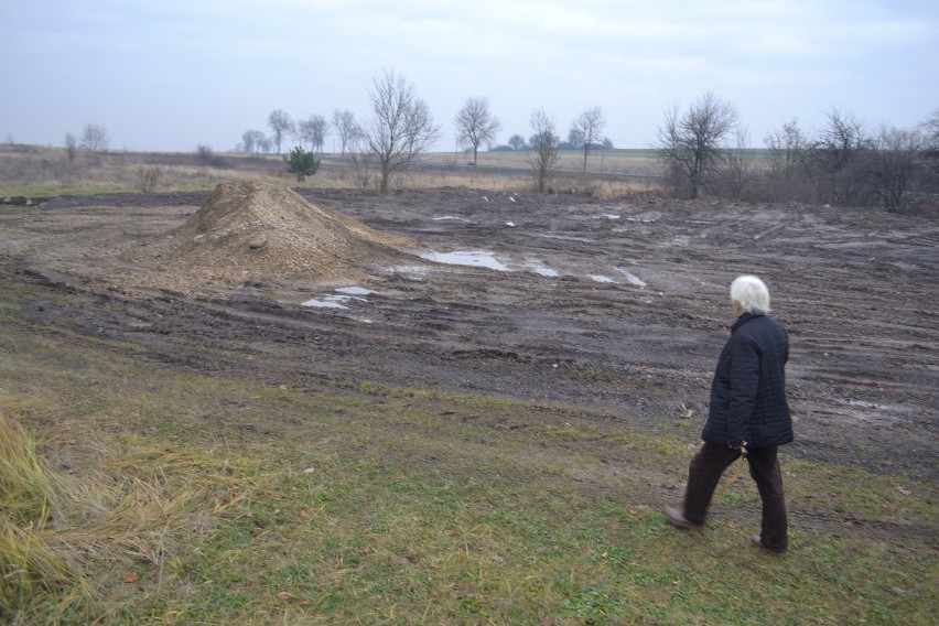 Na prywatną działkę nawieziono śmieci, gruz i resztki z...