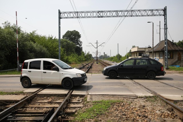 W Polsce pojawi się nowy rodzaj fotoradarów. Główny Inspektorat Transportu Drogowego ujawnił już pierwsze pięć lokalizacji nowych urządzeń. Przyłapani kierowcy zapłacą mandat w wysokości co najmniej 2000 zł. Za co?CZYTAJ DALEJ NA KOLEJNYCH SLAJDACH --->ZOBACZ TAKŻE: Jakie są zarobki w PKP w 2021 roku? Tyle zarabia dróżnik, konduktor, maszynista, kasjer i inni pracownicy kolei