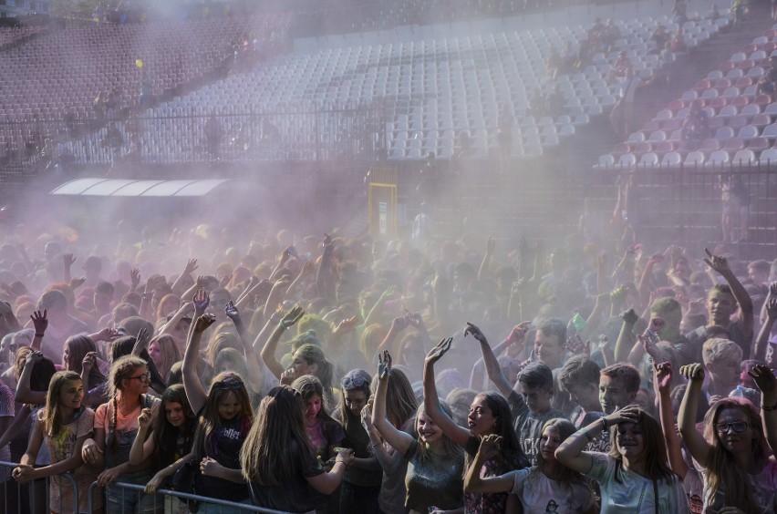 Eksplozja kolorów w Jastrzębiu. Barwna chmura nad stadionem