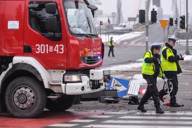 Do kolizji bmw z dostawczym mercedesem doszło na trasie Stryszek - Emilianowo pod Bydgoszczą. Nie było rannych.