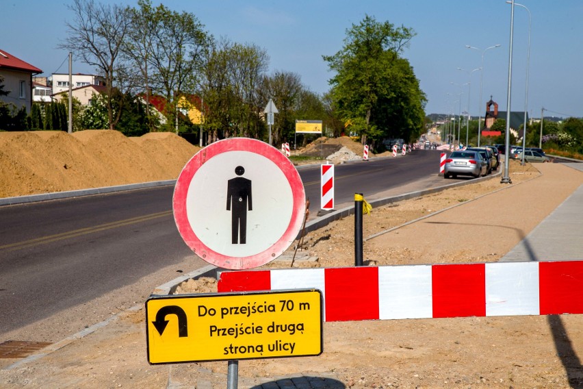 Mężczyźni kierowali ruchem na budowie ulicy Ciołkowskiego w...