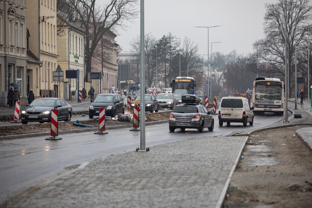 Ciąg dla rowerzystów połączy między innymi nowe trasy zbudowane wokół ronda Bernardyńskiego wraz z wyznaczonym wcześniej kontrapasem na ul. Wiatrakowej. Ostatni etap prac wiąże się też z przebudową przejścia dla pieszych przy przychodni przy Wałach Jagiellońskich 12.