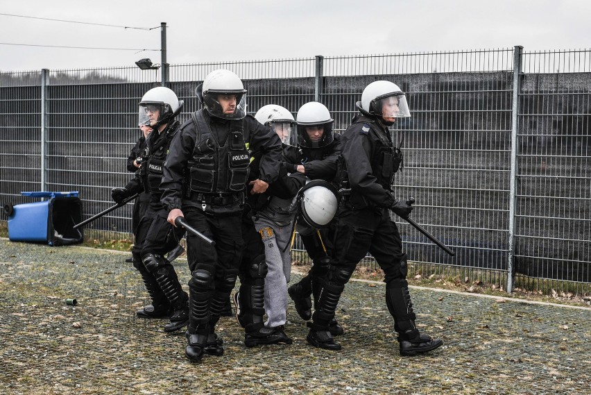 Natomiast policjanci zaszeregowani na grupach 2-5 (czyli...