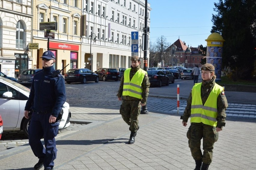 Opolscy mundurowi patrolują miasta.