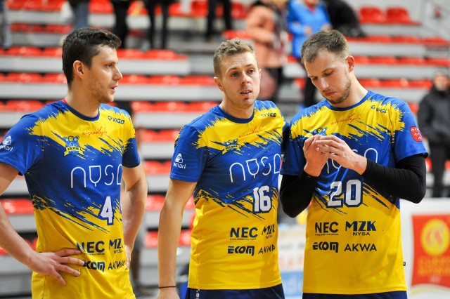 Z trójki zawodników widocznych na zdjęciu, barwy Stali nadal będzie reprezentować tylko Kamil Długosz (pierwszy od lewej).