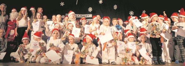 Pamiątkowe zdjęcie uczestników III Mikołajkowego Turnieju Karate, który w miniony weekend odbył się w Sandomierzu.