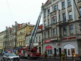 Akcja straży pożarnej przy Focha w Bydgoszczy, kawałki budynku spadały na chodnik