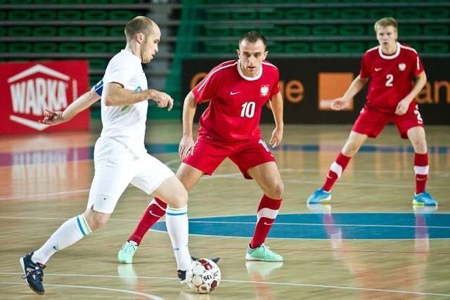 Zawodnik FC Toruń Marcin Mikołajewicz (z prawej) zagrał w reprezentacji Polski w turnieju w Kwidzynie