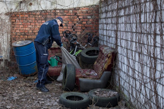 W piątek około godziny 14 jeden z mieszkańców domu przy ulicy Kaszubskiej 5 w Bydgoszczy zawiadomił działaczy "Animalsu" o makabrycznym znalezisku. W ogrodzie na tyłach kamienicy leżał foliowy worek na śmieci, a w nim zwłoki psa.Na miejsce przyjechała Barbara Grajek, prezes bydgoskiego oddziału Ogólnopolskiego Towarzystwa Ochrony Zwierząt "Animals". I to ona zawiadomiła o całej sprawie policję.- Przyjęliśmy zgłoszenie, na miejscu rzeczywiście znajdowały się zwłoki psa - mówi mł. asp. Piotr Duziak, z zespołu prasowego Komendy Wojewódzkiej Policji w Bydgoszczy. - Trwają poszukiwania właściciela psa i sprawcy, który przyczynił się do śmierci zwierzęcia.Kiedy kontaktowaliśmy się z Barbarą Grajek, na miejscu właśnie pracowali policjanci kryminalni. - To był młody piesek, mieszaniec. Prawdopodobnie został otruty - mówi prezes OTOZ "Animals".Info z Polski -  przegląd najciekawszych informacji z kraju [01.03.2018]