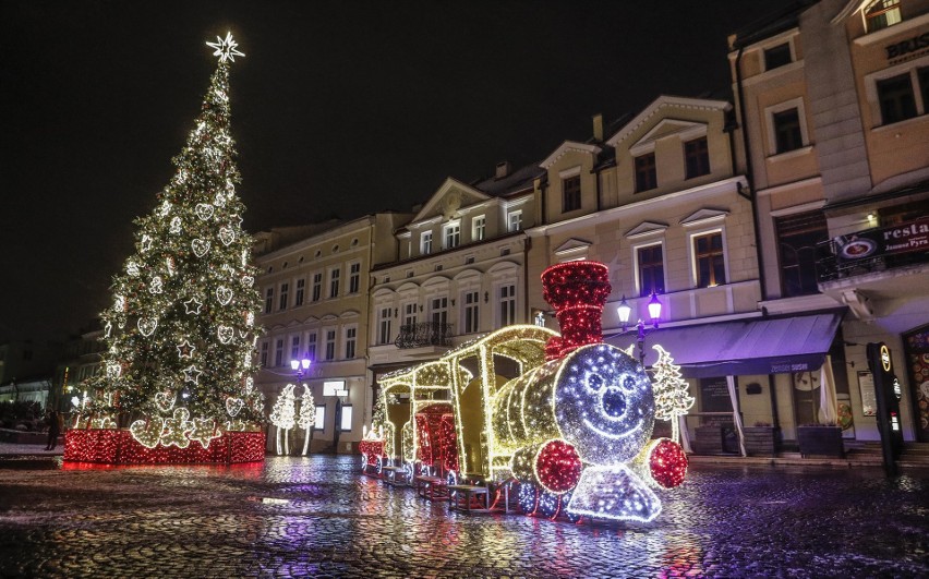 Pierwszy śnieg i świąteczne ozboby w Rzeszowie.