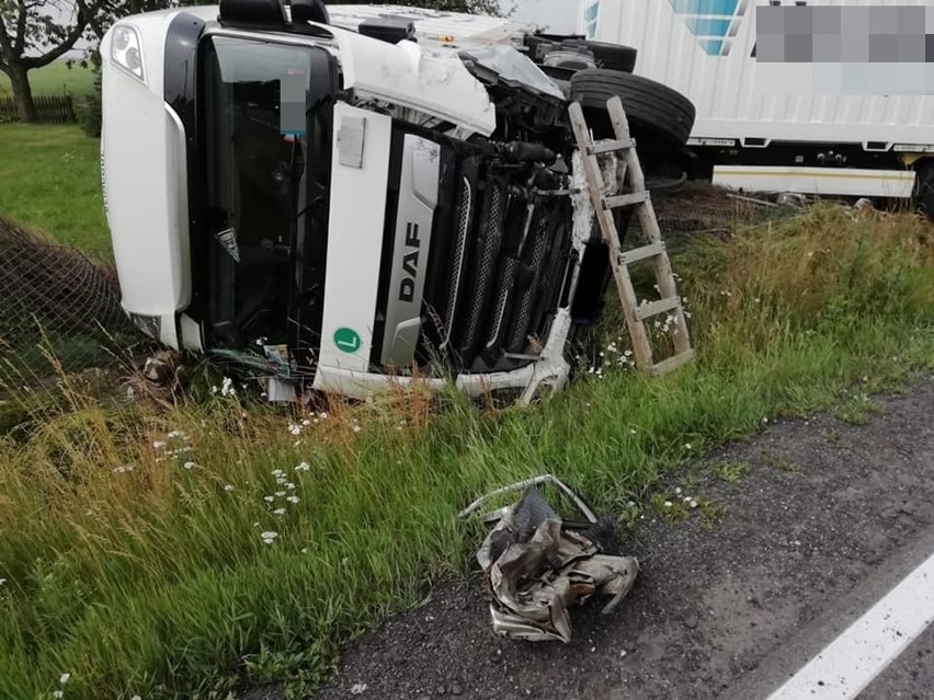 Czołowe zderzenie ciężarówki z samochodem osobowym na DK94. Jedna osoba nie żyje 