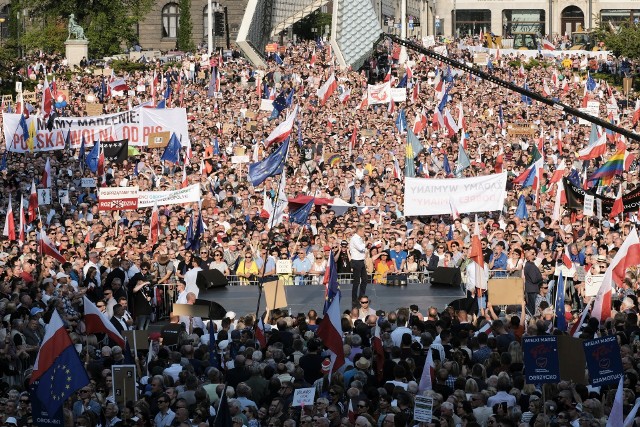 Podczas piątkowego wiecu na placu Wolności w Poznaniu pojawili się zwolennicy partii i jej przewodniczącego. Wydarzenie rozpoczyna kampanię wyborczą PO.