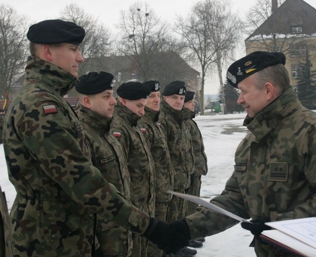 Awansowanym żołnierzom gratulacje złożył szef sztabu ppłk Piotr Zieja (pierwszy z prawej)