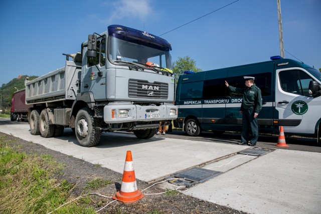 Ważenie samochodów na stanowisku przy Księcia Józefa