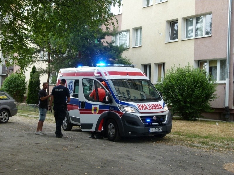 Dziecko wypadło z okna bloku na Dąbrowie! Chłopiec zmarł po 1,5 godzinnej reanimacji. Jeden z opiekunów był pijany!