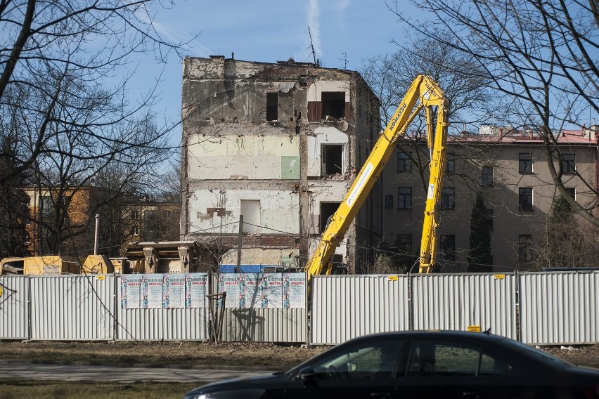 Trwa wyburzanie dawnego szpitala kolejowego, to już ostatnie dni tego budynku [GALERIA]