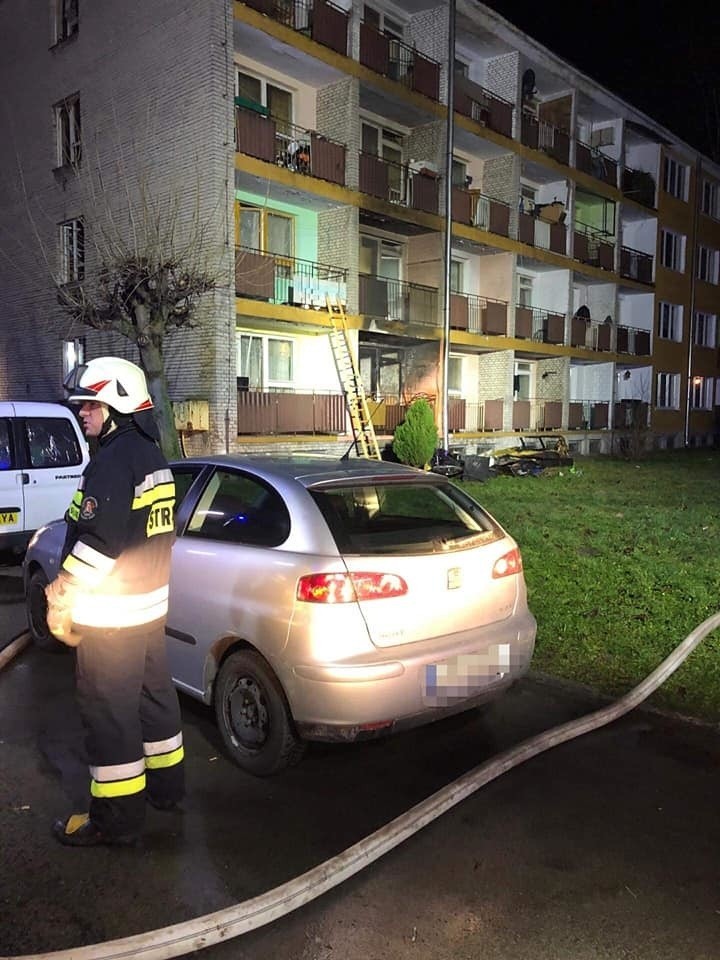 Pożar mieszkania w Poniatowej. Dwie osoby ranne, 12 zostało ewakuowanych