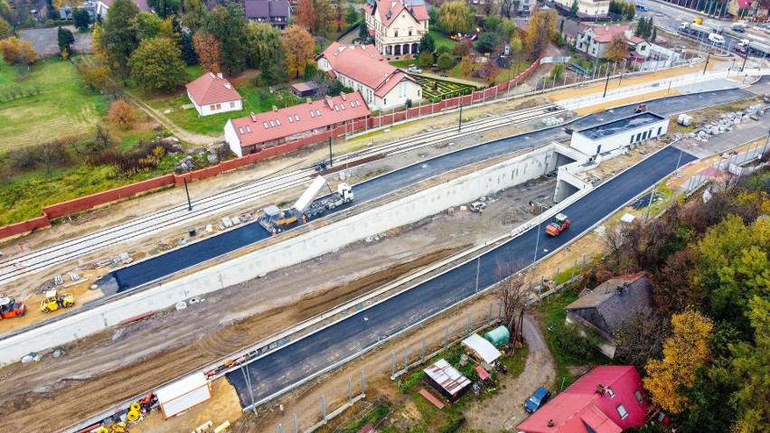 Kraków. Trasa Łagiewnicka: Robota idzie pełną parą, kładą asfalt, tory już są!