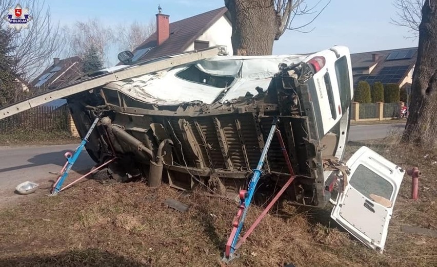 Wypadek w Woli Osowińskiej. Ciężarówka zderzyła się z busem, dwie osoby w szpitalu