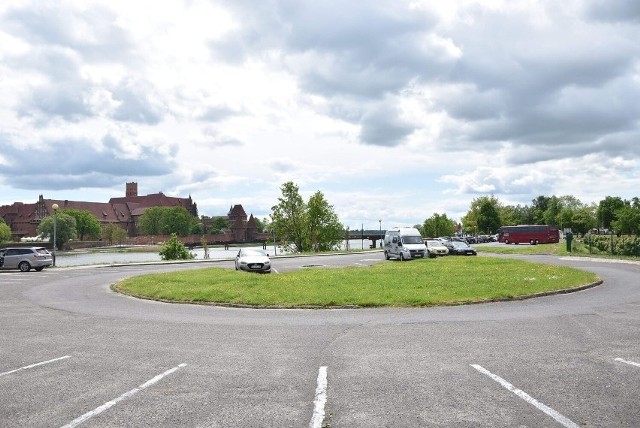 Parking z widokiem na zamek w Malborku to dobre miejsce dla zmotoryzowanych turystów.