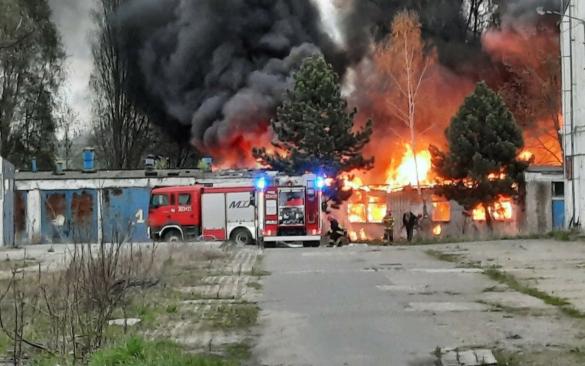 Duży pożar w Gdańsku przy Trakcie św. Wojciecha! Płonęły garaże