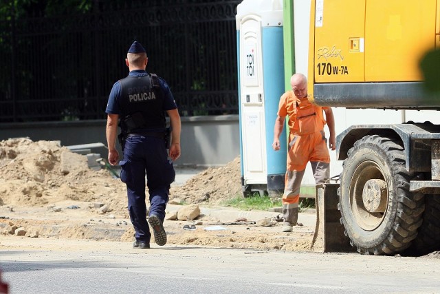 Strażacy po wykopaniu pocisku zabezpieczyli go i oczekiwali na przyjazd policji.