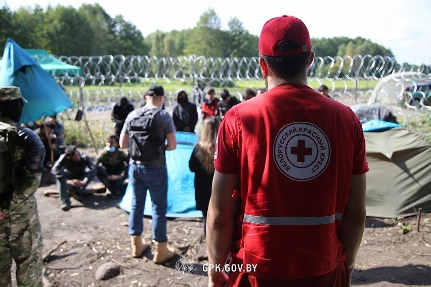 Grupa migrantów wciąż koczuje pod Usnarzem Górnym. Od Polski oddzieleni są płotem z drutu kolczastego