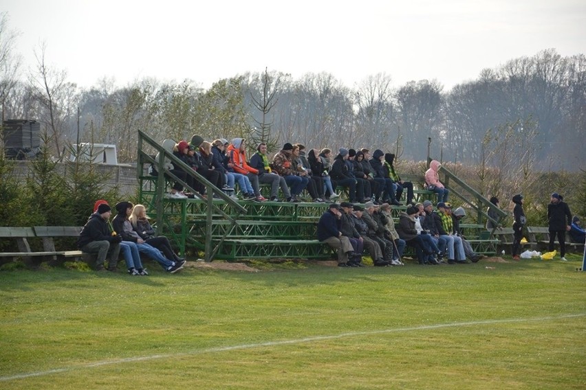 Zespół z Krynek pokonał Puszczę Hajnówka 2:0. Kibice...