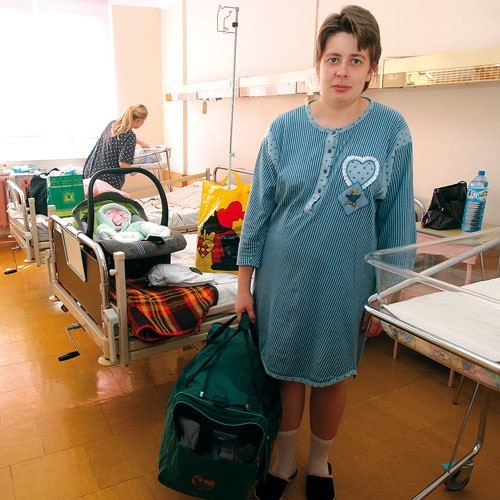 Dominika Kubica, jedna z pacjentek kołobrzeskiej porodówki. Wczoraj na chwilę mogła zobaczyć się z mężem przy szpitalnych drzwiach.