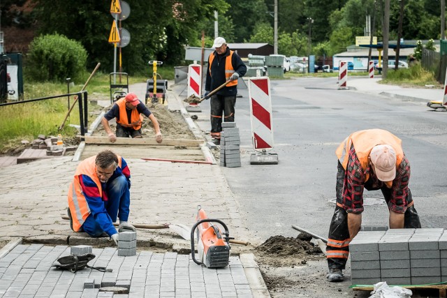 Mieszkańcy ulicy Saperów mają nadzieję, że po ułożeniu chodnika na końcu drogi problemy z remontem tego ciągu na dobre się skończą.