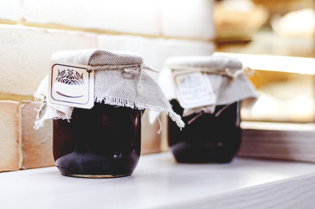 „Czarny słoik” to smaczny i aromatyczny produkt powstający ze zmieszania zmielonych ziaren czarnuszki, anyżu i goździków zalanych miodem naturalnym.