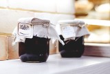 „Czarny słoik” na odporność – syrop z czarnuszki z miodem łagodzi objawy przeziębienia i zapobiega rozwojowi infekcji
