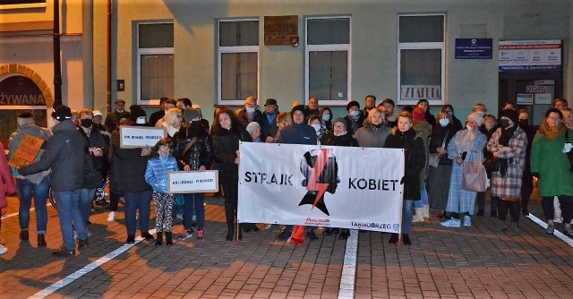 W sobotę 6 listopada mieszkańcy Tarnobrzega uczestniczyli w proteście pod hasłem "Ani jednej więcej".